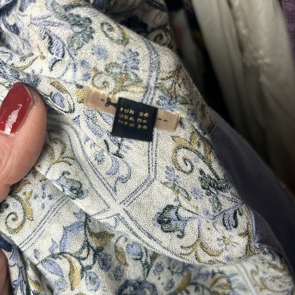 Massimo Dutti blue floral patterned keyhole top f1 - Picture 7 of 8